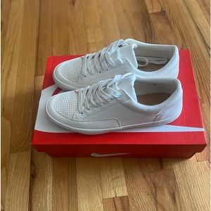 Banana Republic perforated tennis sneakers